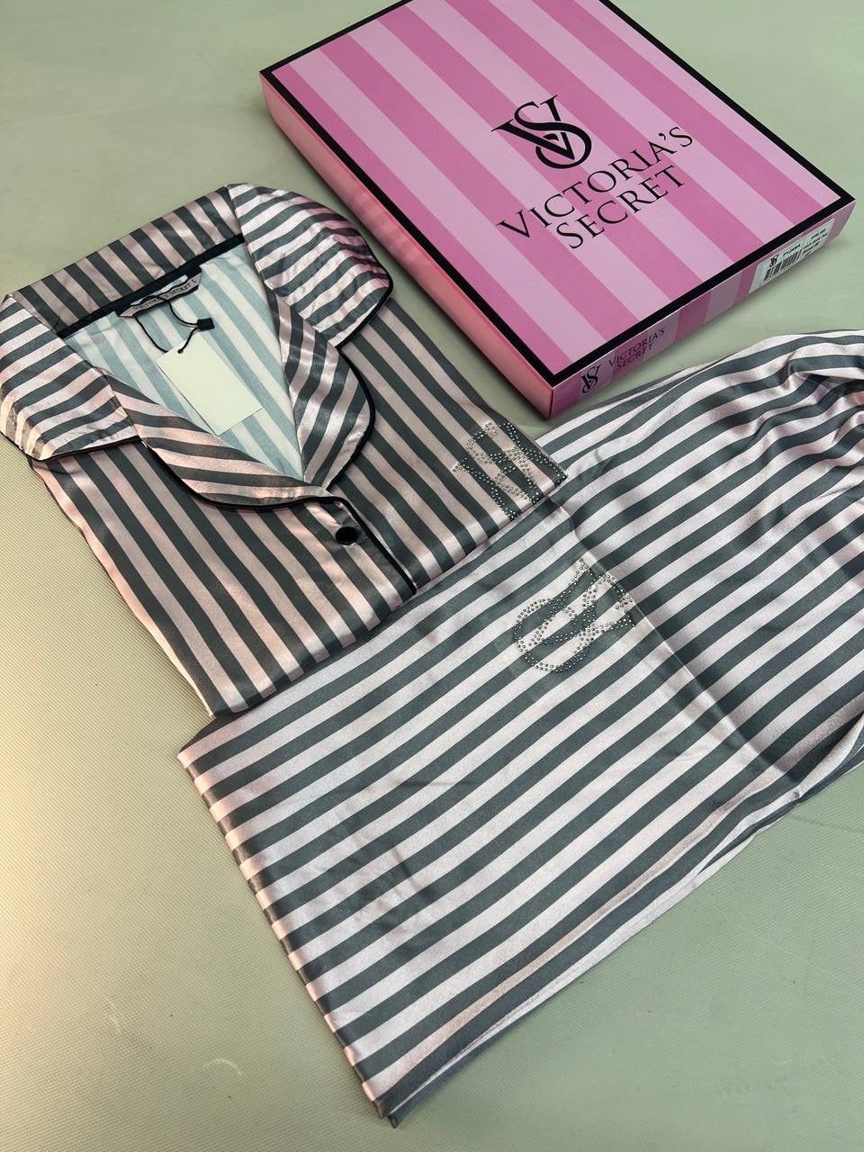 Victoria Secret’s Çizgili Pijama Takımı